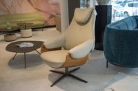 Leolux Cream fauteuil bij Heida exclusieve interieurs